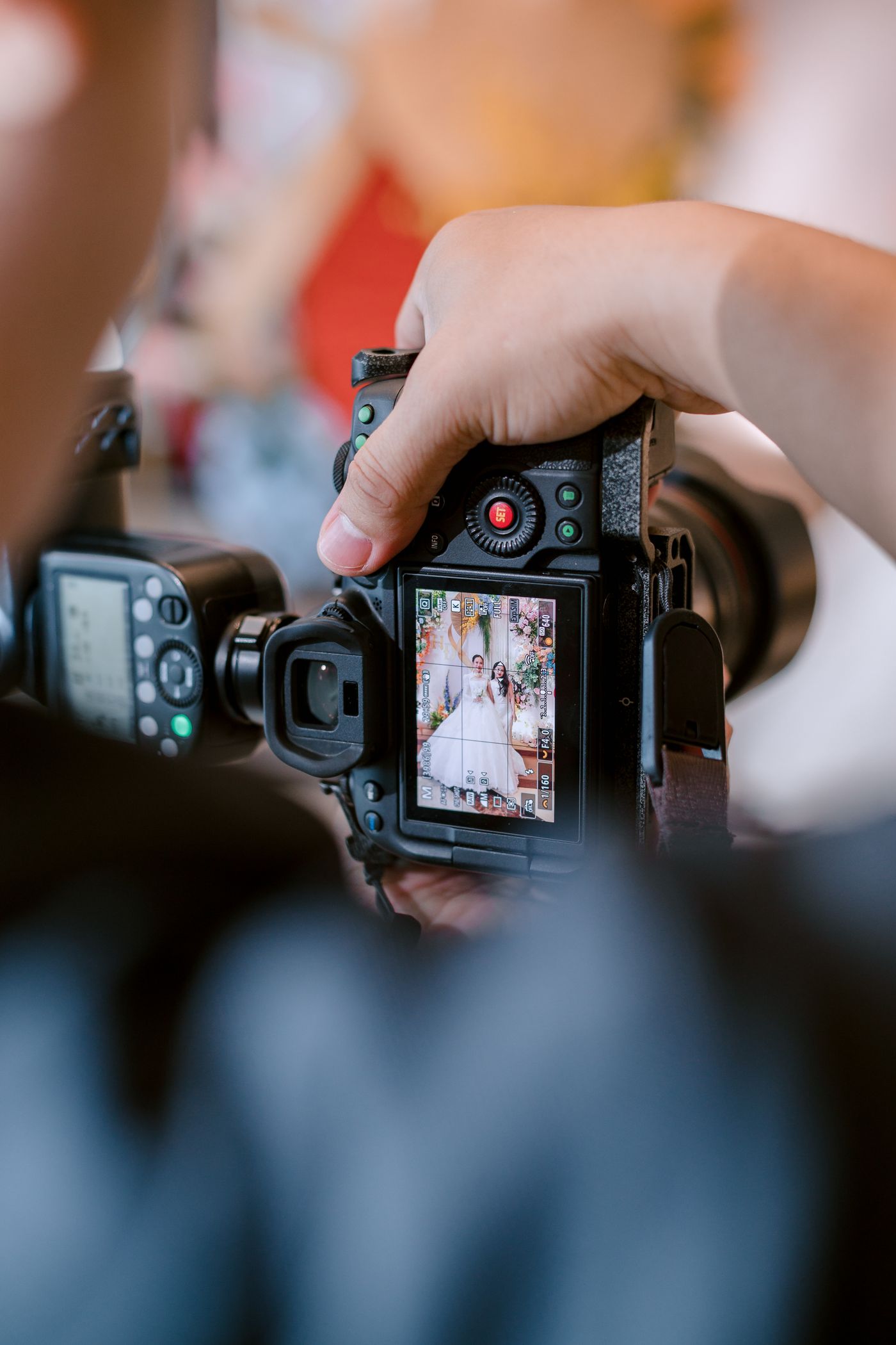 Bastidores de um casamento sendo fotografado